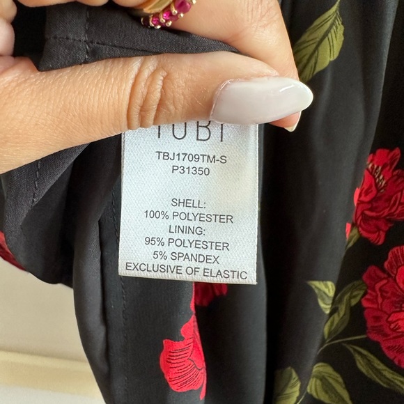 Tobi black and red floral romper size small - Picture 6 of 9